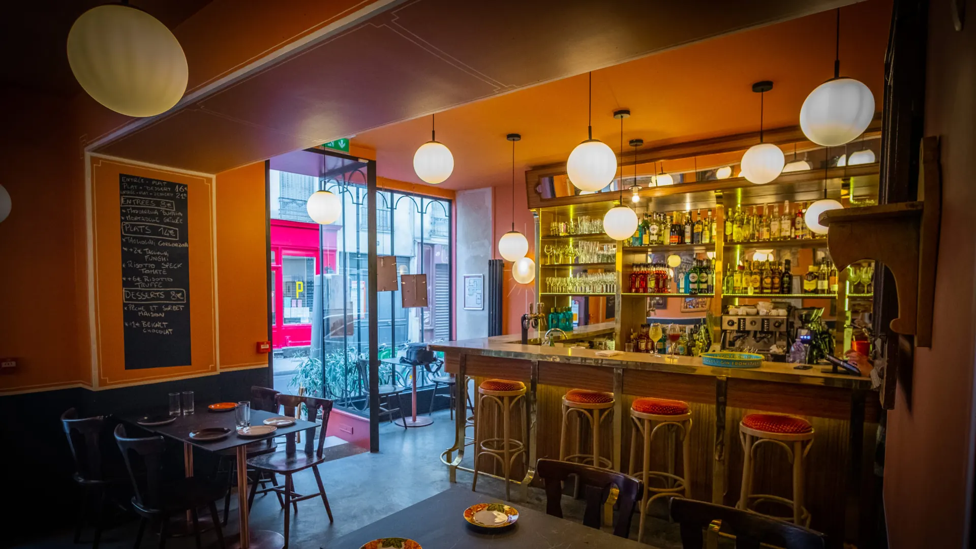 Salle bar du restaurant italien Navigli Aperitivo, Paris 10